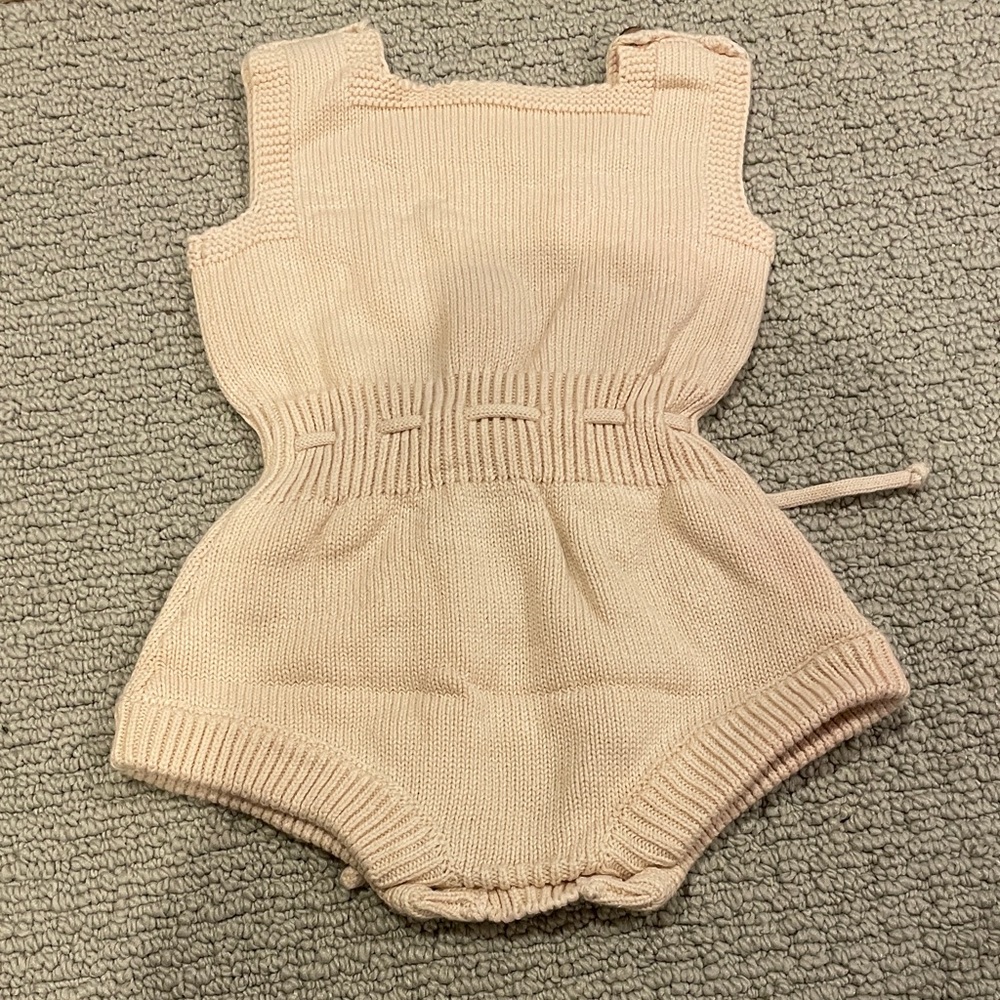 Baby or toddler sized 3-6M Cute Knit Baby Romper with colorful Pom Poms & tie - Picture 5 of 7